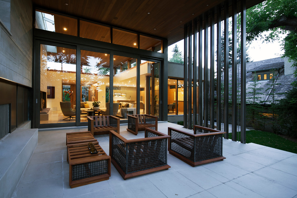 Diseño de patio contemporáneo grande en patio trasero y anexo de casas con losas de hormigón