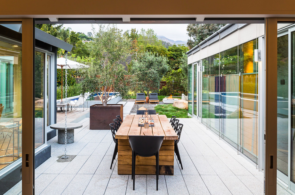 Design ideas for a contemporary courtyard patio in Los Angeles.