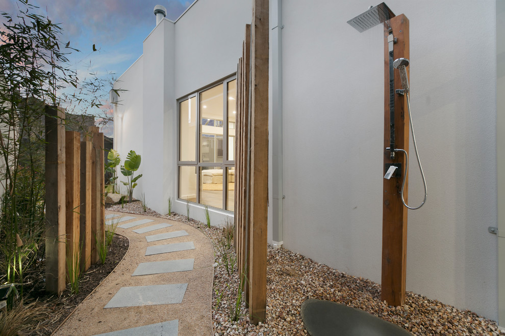 На фото: двор в современном стиле с летним душем и покрытием из гравия без защиты от солнца