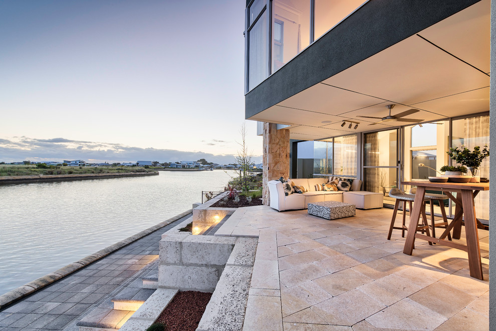 Überdachter Moderner Patio hinter dem Haus mit Natursteinplatten in Perth