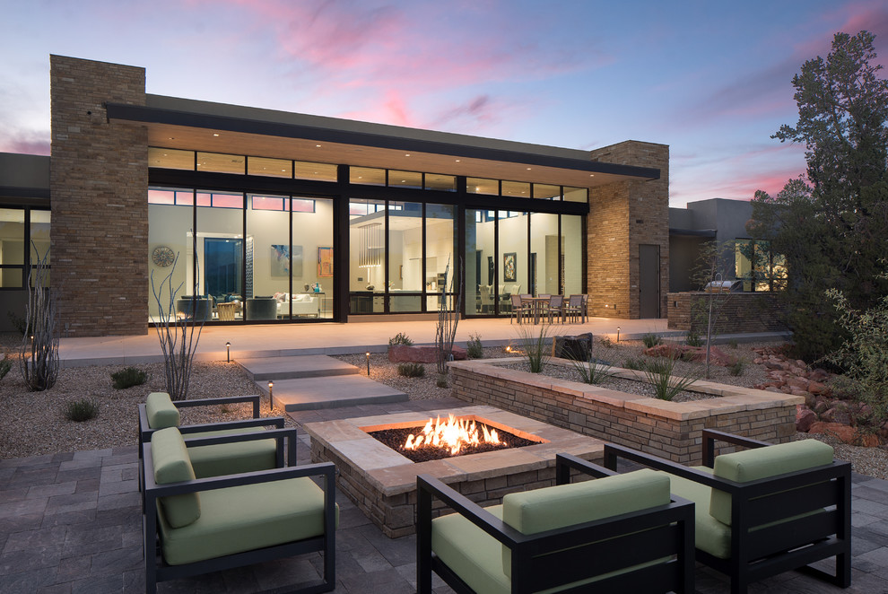 Unbedeckter, Großer Moderner Patio hinter dem Haus mit Feuerstelle in Phoenix