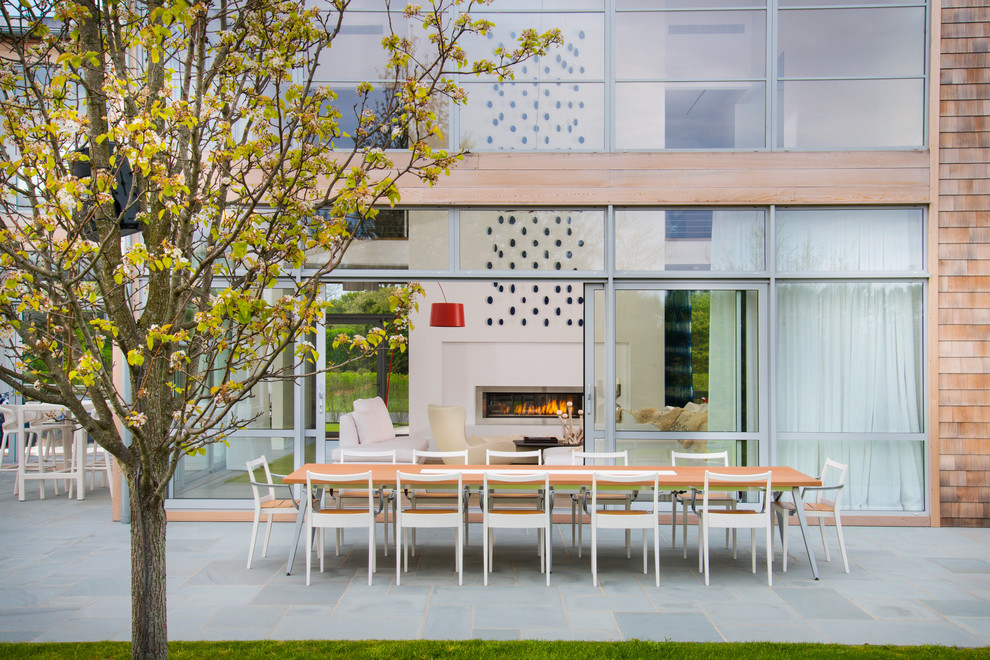 Пример оригинального дизайна: большой двор на заднем дворе в современном стиле с покрытием из каменной брусчатки без защиты от солнца