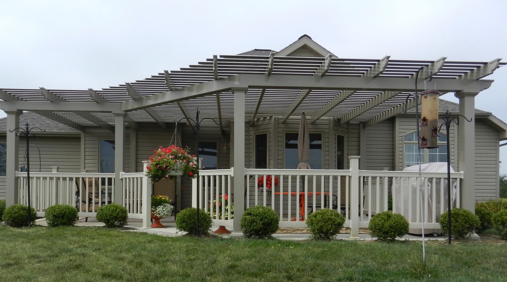 Immagine di un patio o portico design dietro casa con una pergola