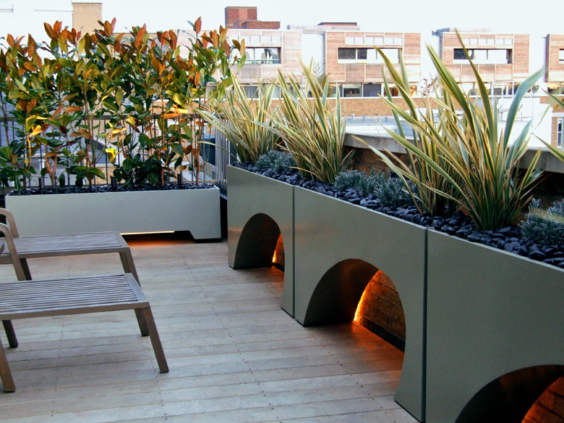 Example of a trendy patio design in London