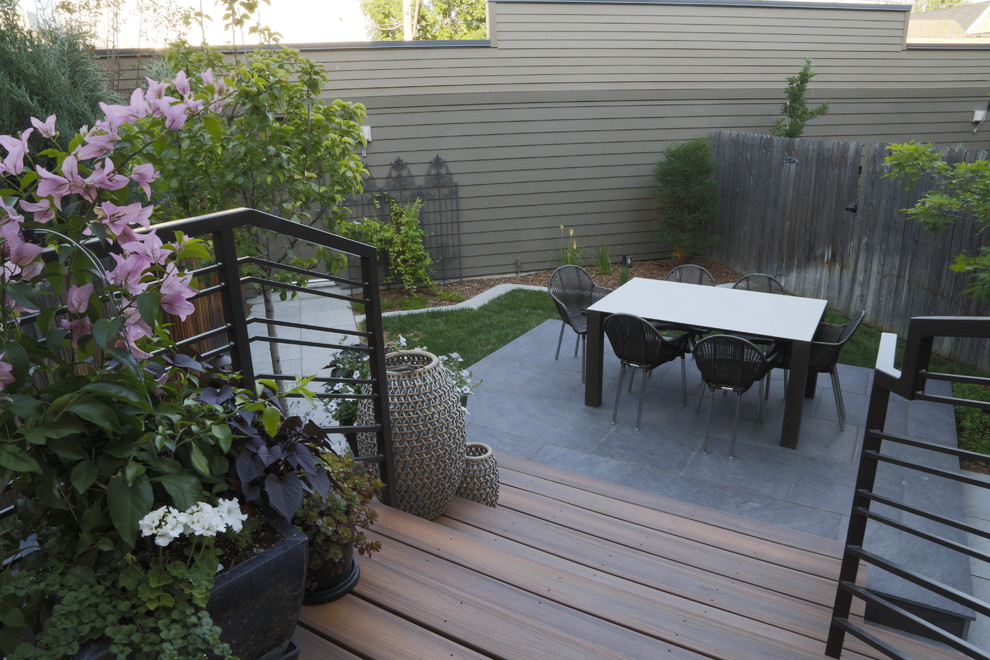 Ejemplo de patio contemporáneo de tamaño medio sin cubierta en patio trasero con jardín de macetas y adoquines de piedra natural