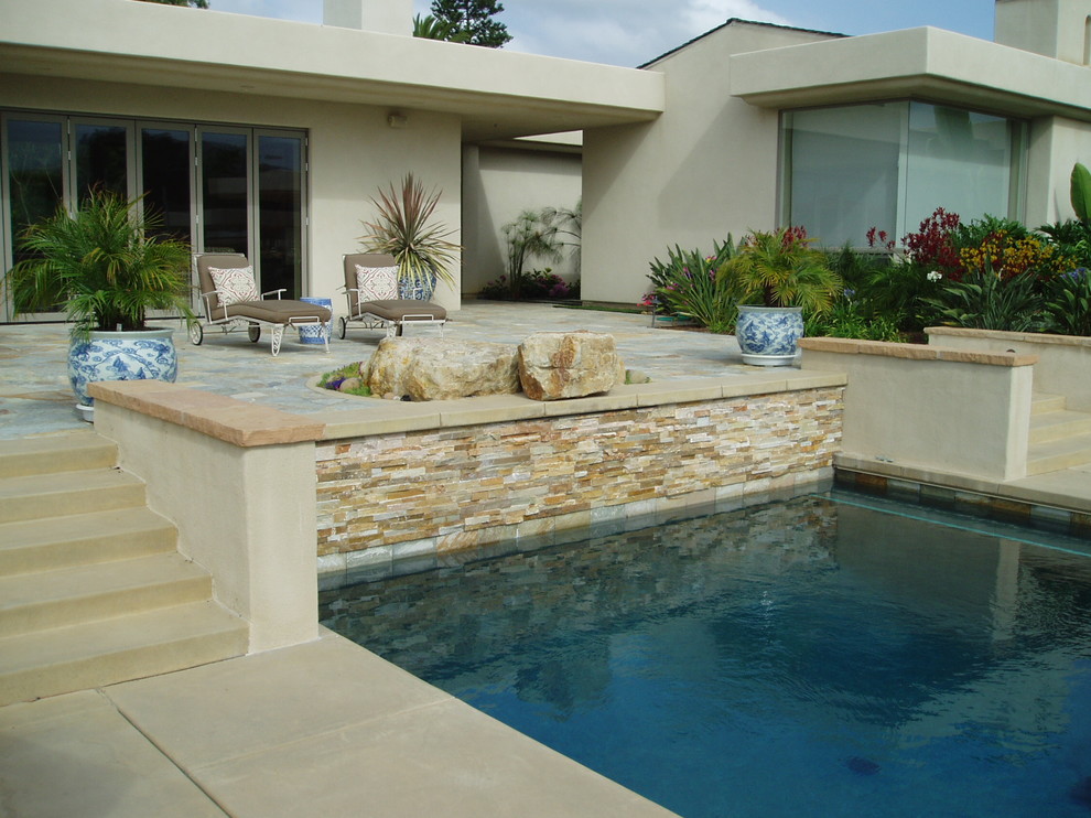 Пример оригинального дизайна: двор на заднем дворе в современном стиле с покрытием из бетонных плит