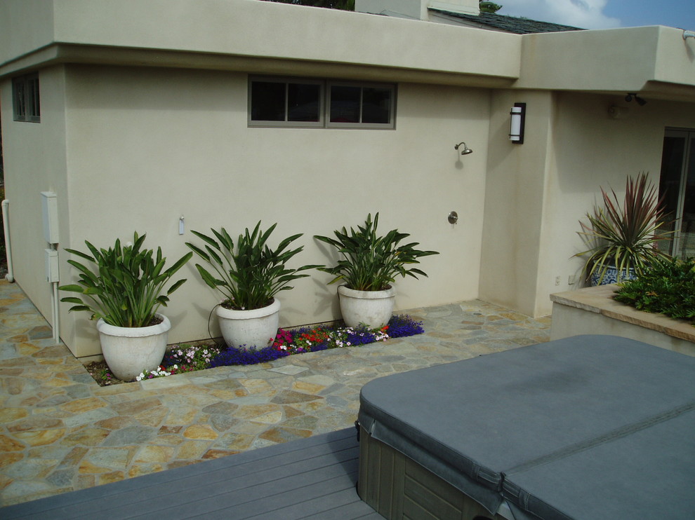 Idéer för en mellanstor modern uteplats på baksidan av huset, med naturstensplattor