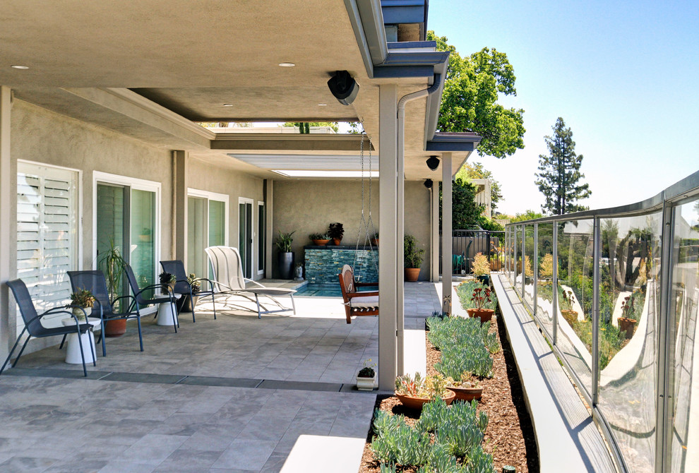 Design ideas for a contemporary patio in Los Angeles.