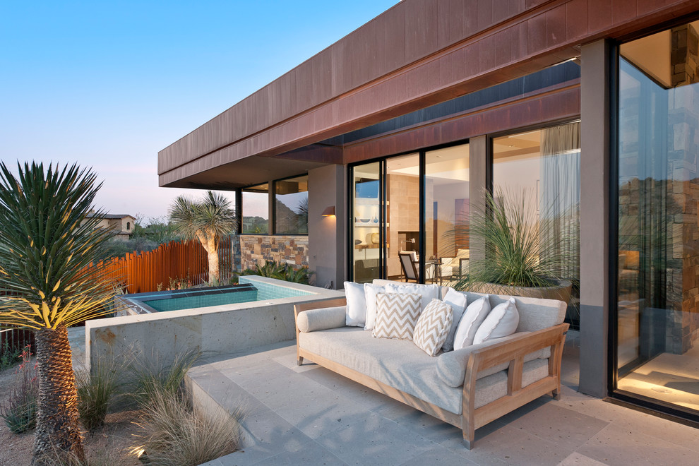 Стильный дизайн: двор в современном стиле с забором без защиты от солнца - последний тренд