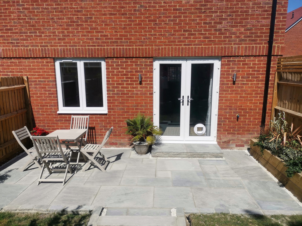 Example of a trendy patio design in Oxfordshire