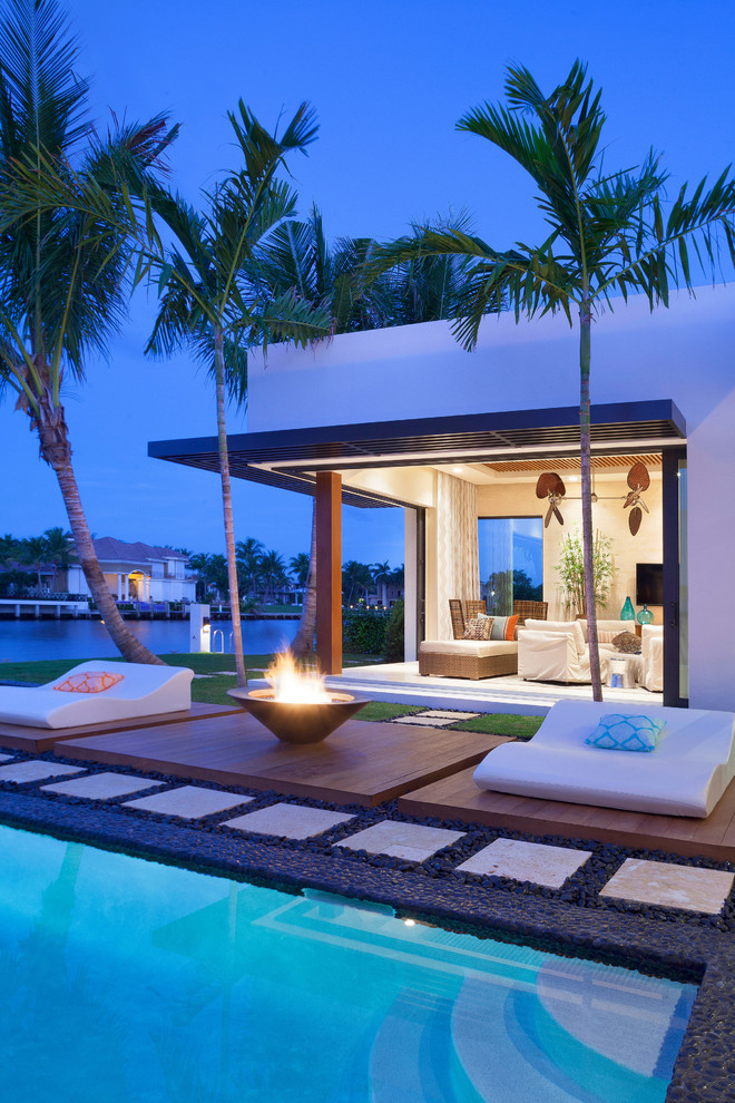 Diseño de patio tropical sin cubierta con entablado