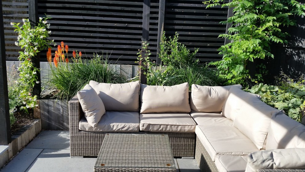 Стильный дизайн: маленький двор на боковом дворе в современном стиле с покрытием из каменной брусчатки для на участке и в саду - последний тренд