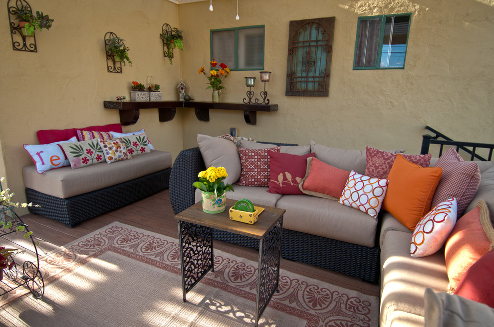 Mittelgroße Mediterrane Pergola hinter dem Haus mit Betonboden und Kübelpflanzen in Los Angeles