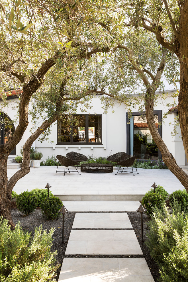 Foto di un patio o portico minimal dietro casa con pavimentazioni in cemento