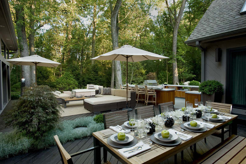 Cette photo montre une grande terrasse arrière tendance avec une cuisine d'été, du carrelage et aucune couverture.