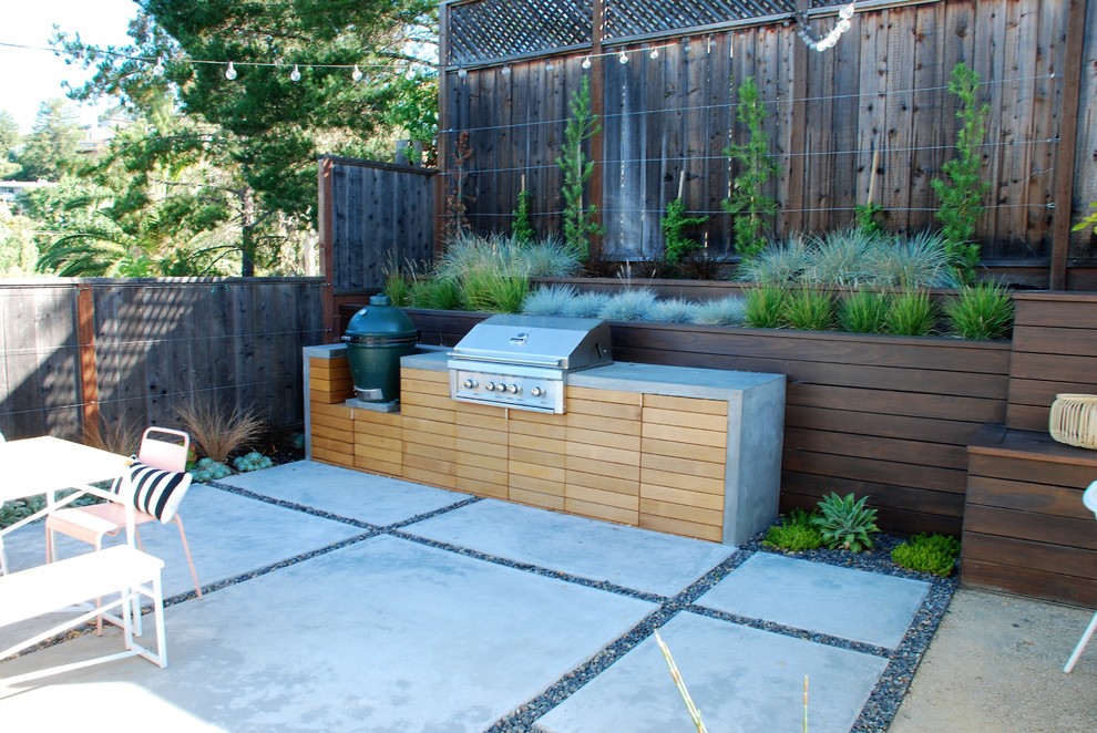Свежая идея для дизайна: маленький двор на заднем дворе в современном стиле с летней кухней и покрытием из бетонных плит для на участке и в саду - отличное фото интерьера