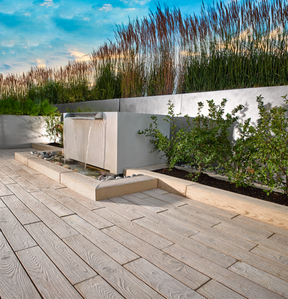 Kleiner Moderner Patio mit Kübelpflanzen und Betonplatten in Toronto