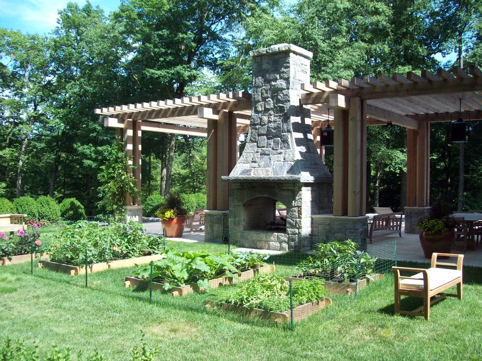 Diseño de patio clásico extra grande en patio trasero con huerto y pérgola