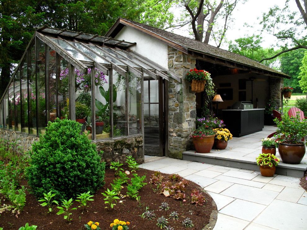 Diseño de patio de estilo de casa de campo con cocina exterior