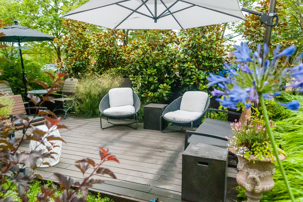 This is an example of a small eclectic patio in Seattle.