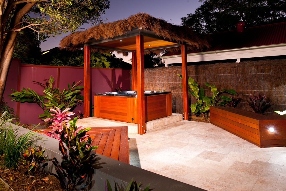 Esempio di un patio o portico tropicale con nessuna copertura