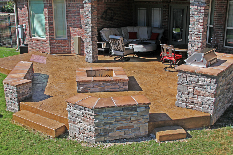 Aménagement d'une terrasse arrière classique de taille moyenne avec une cuisine d'été, du béton estampé et une extension de toiture.