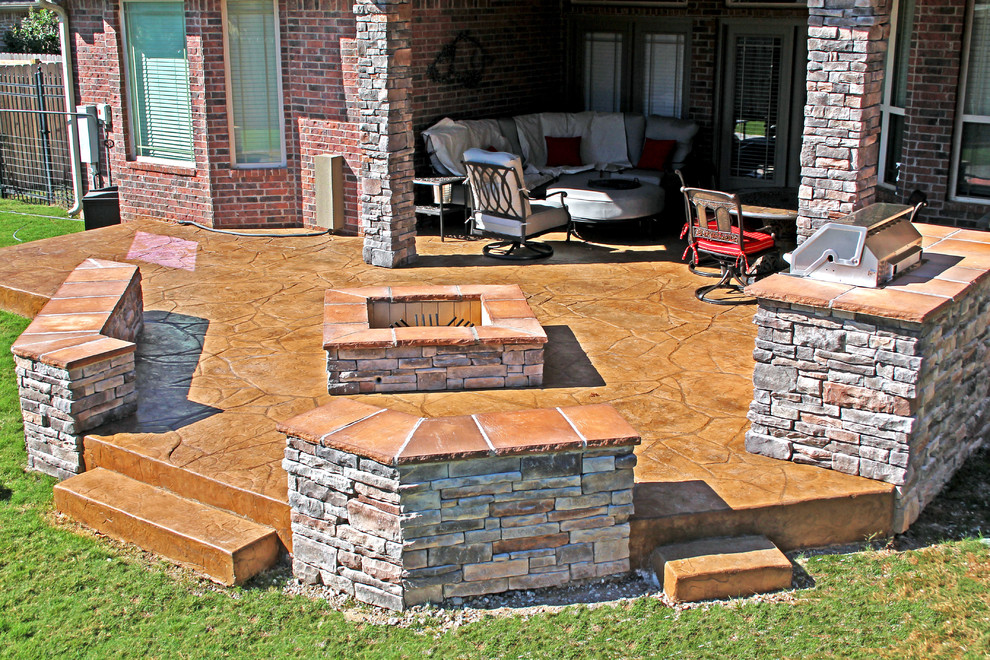 Пример оригинального дизайна: двор среднего размера на заднем дворе в стиле неоклассика (современная классика) с летней кухней, покрытием из декоративного бетона и навесом