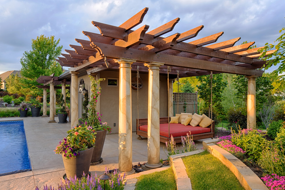 Idée de décoration pour une terrasse tradition avec un gazebo ou pavillon.