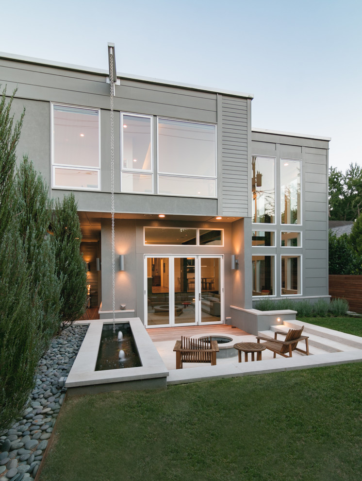 Идея дизайна: двор среднего размера на заднем дворе в современном стиле с фонтаном и покрытием из бетонных плит без защиты от солнца