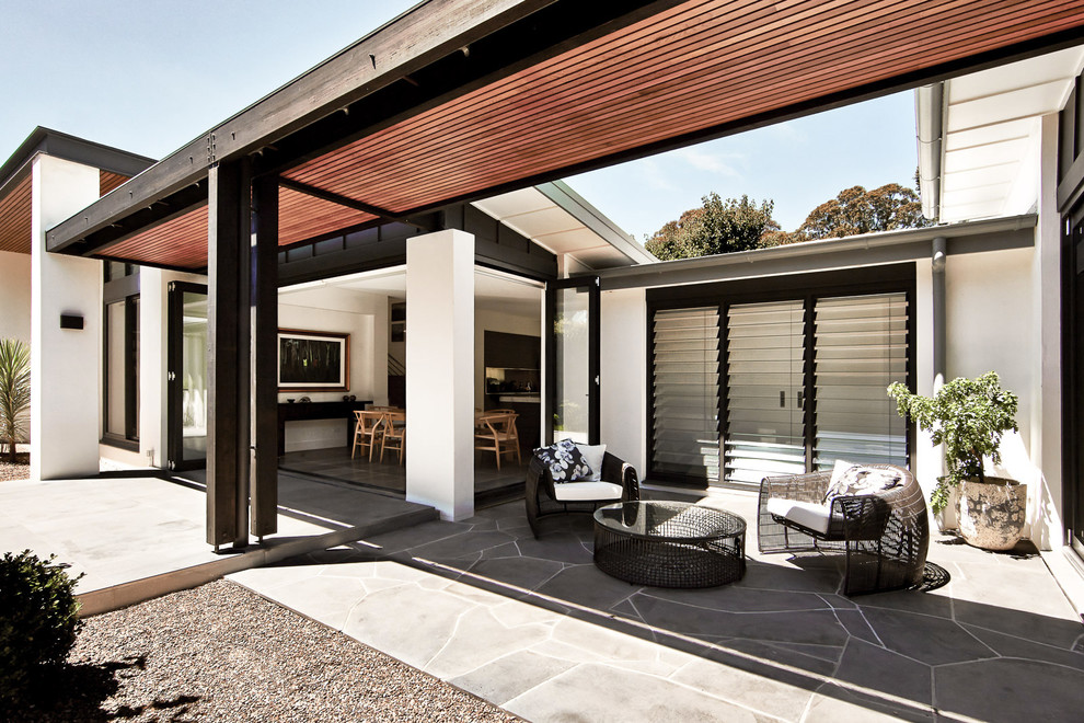 Пример оригинального дизайна: двор на заднем дворе в современном стиле с покрытием из каменной брусчатки без защиты от солнца