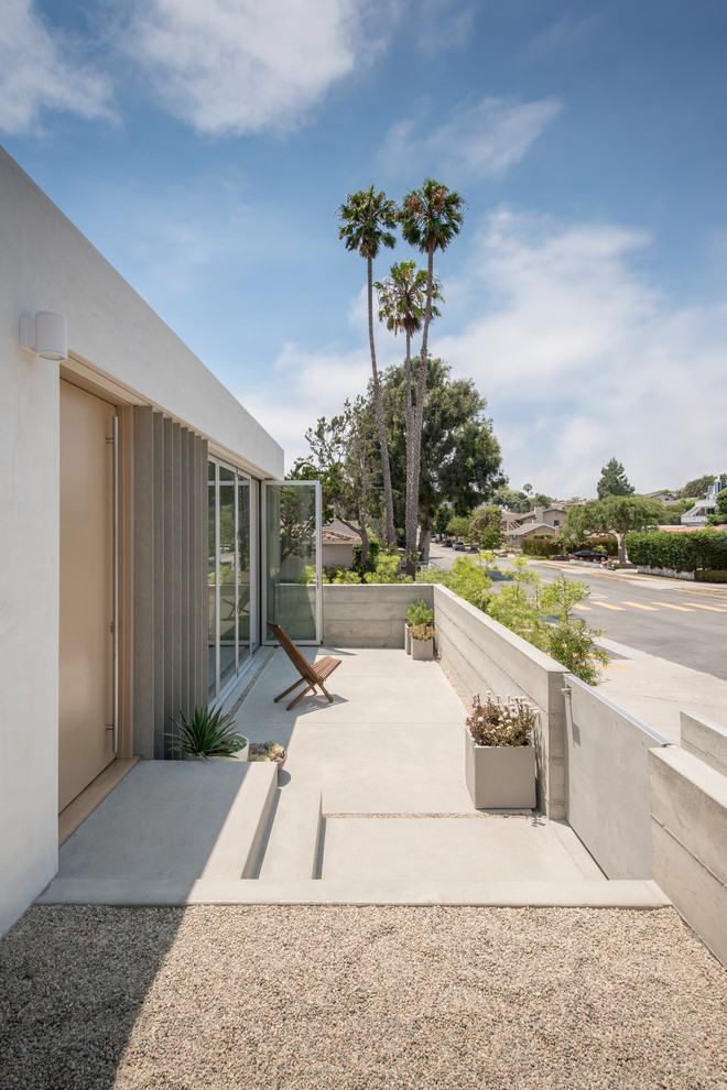 Example of a minimalist patio design in Los Angeles