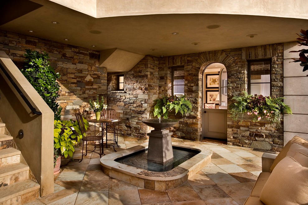 Esempio di un patio o portico contemporaneo di medie dimensioni e davanti casa con piastrelle, un giardino in vaso e un tetto a sbalzo