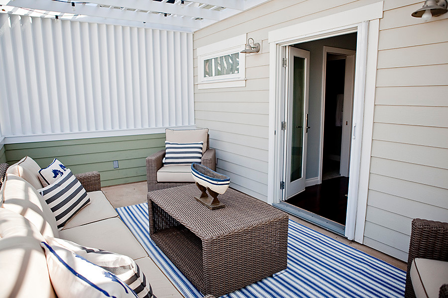 Foto di un patio o portico stile marinaro di medie dimensioni e dietro casa con pedane e una pergola