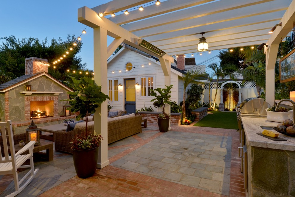 Kleine Maritime Pergola hinter dem Haus mit Outdoor-Küche und Pflastersteinen in San Diego