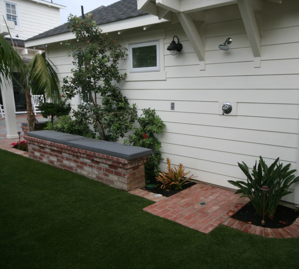 Идея дизайна: двор среднего размера на заднем дворе в стиле фьюжн с мощением клинкерной брусчаткой и летним душем