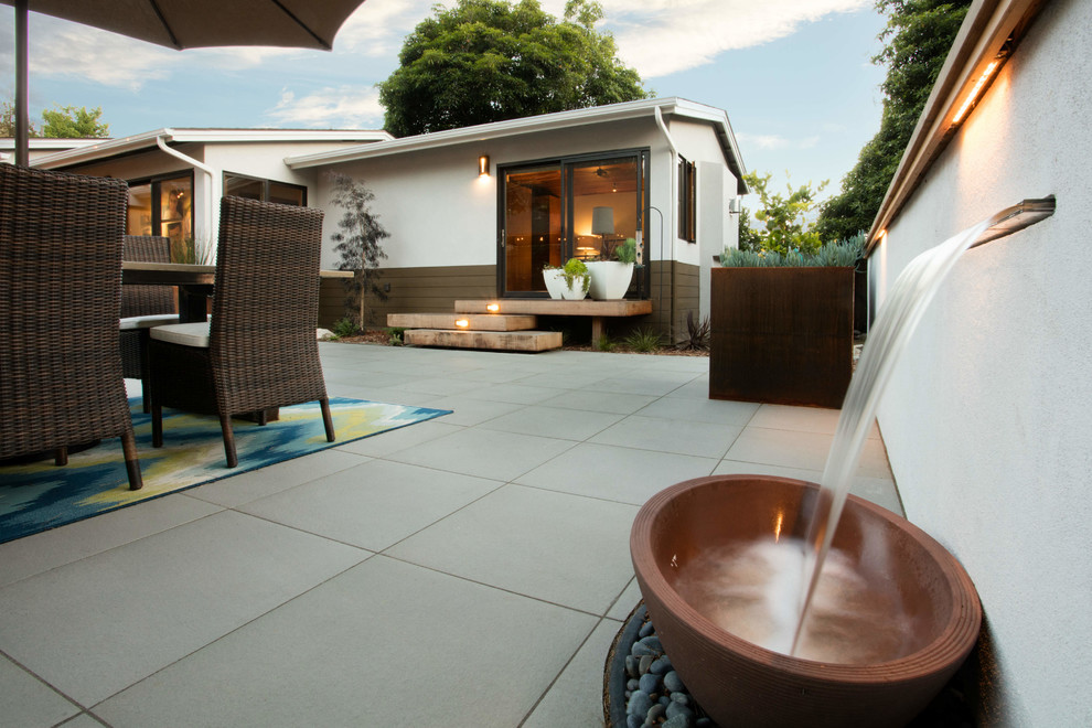 Großer, Unbedeckter Moderner Patio hinter dem Haus mit Wasserspiel und Betonboden in San Luis Obispo