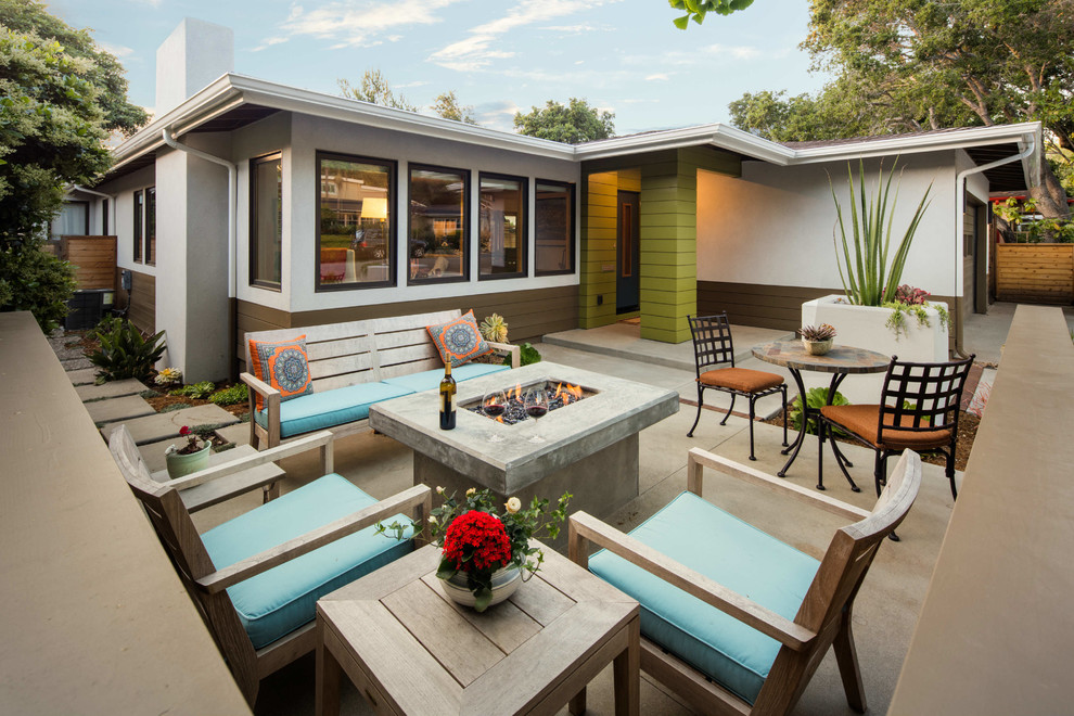 Foto de patio de estilo americano de tamaño medio sin cubierta en patio delantero con brasero y adoquines de hormigón