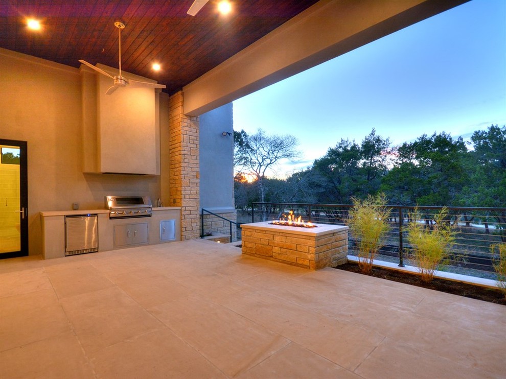 Photo of a contemporary patio in Austin.