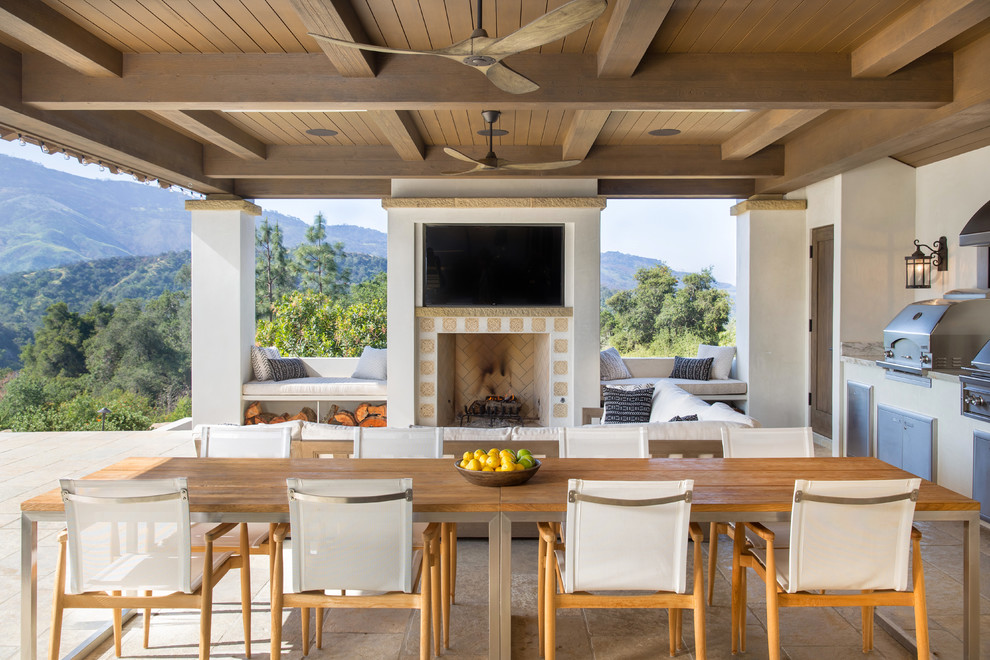 Großer, Gefliester, Überdachter Mediterraner Patio hinter dem Haus mit Outdoor-Küche in Santa Barbara