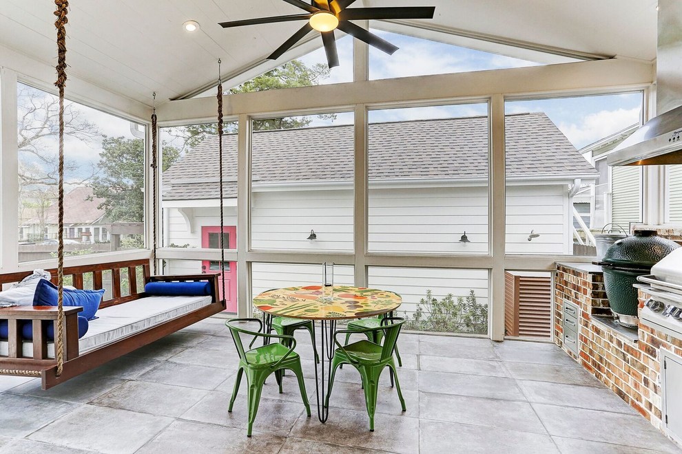 Mittelgroßer, Überdachter Klassischer Patio hinter dem Haus mit Outdoor-Küche und Betonboden in Houston