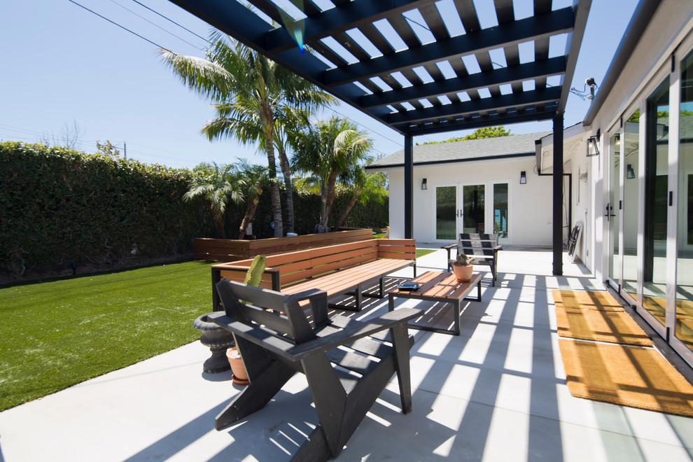 Foto di un patio o portico moderno di medie dimensioni e dietro casa con cemento stampato e un gazebo o capanno