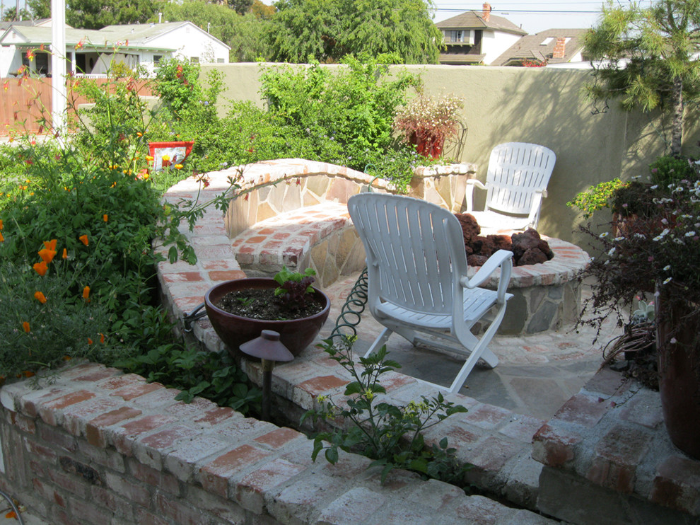 Modelo de patio tradicional de tamaño medio sin cubierta en patio delantero con brasero y adoquines de ladrillo