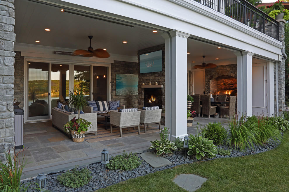 Immagine di un patio o portico minimal di medie dimensioni e dietro casa con piastrelle e un tetto a sbalzo