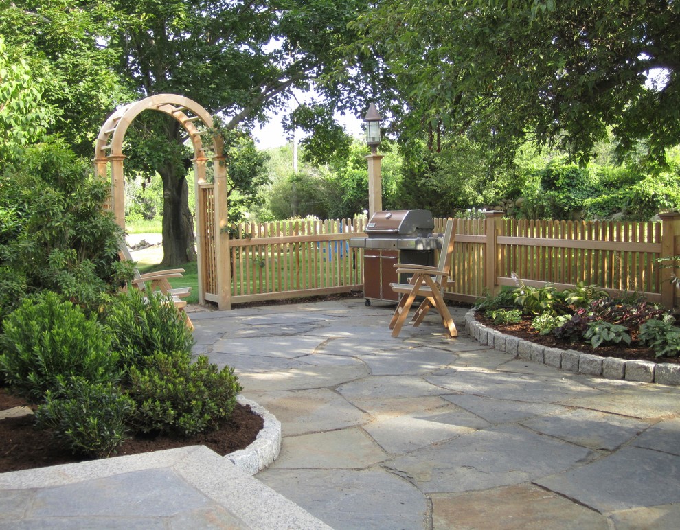 Modelo de patio clásico de tamaño medio sin cubierta en patio delantero con adoquines de piedra natural
