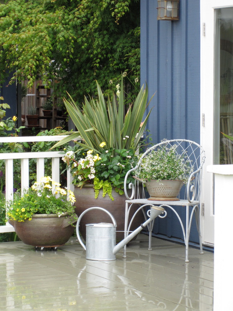 Cette photo montre une terrasse en bois chic.