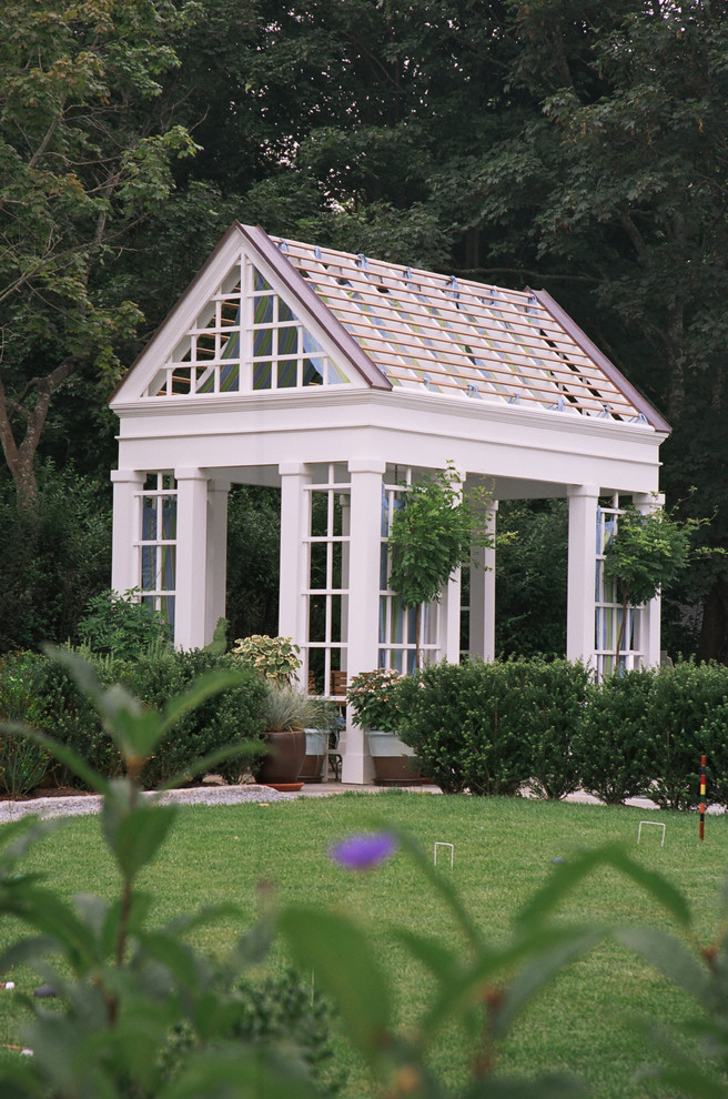 Cette image montre une terrasse rustique avec un gazebo ou pavillon.