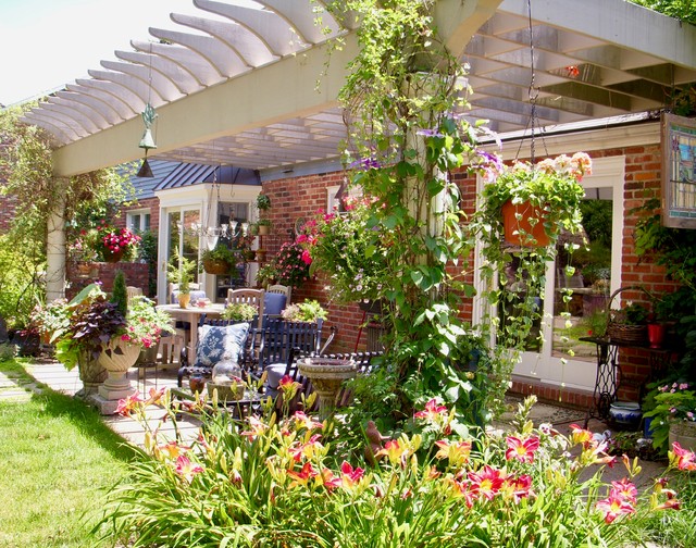 Cottage Style Outdoor Living in Upper St. Clair Montagne Terrasse