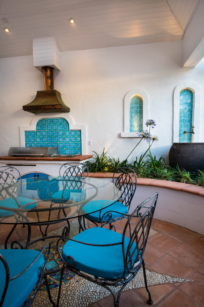 パースにある小さな地中海スタイルのおしゃれな中庭のテラス (タイル敷き) の写真
