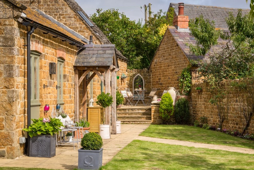 Design ideas for a farmhouse patio in Oxfordshire.