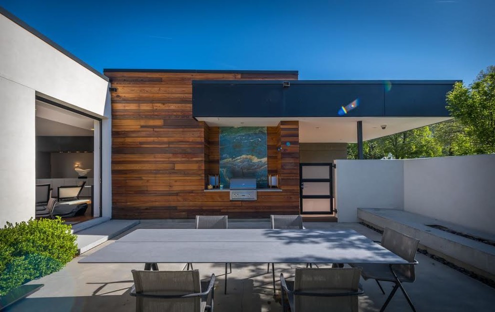 Стильный дизайн: большой двор на переднем дворе в современном стиле с местом для костра и покрытием из бетонных плит без защиты от солнца - последний тренд
